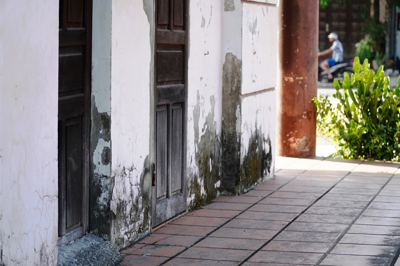 Các gian hàng kinh doanh trước đây và điểm giới thiệu sản phẩm luôn trong tình trạng đóng kín cửa, công trình bị xuống cấp.