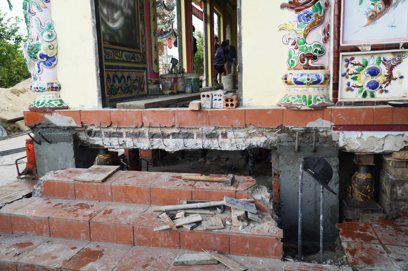 Sau khi phần trụ mới được ép xong, đội ngũ công nhân do “thần đèn” Nguyễn Văn Cư chỉ huy cho hàn nối với khung dầm ngôi nhà, cố định lại bằng bê tông cốt thép để giữ kết cấu cân bằng như trước.