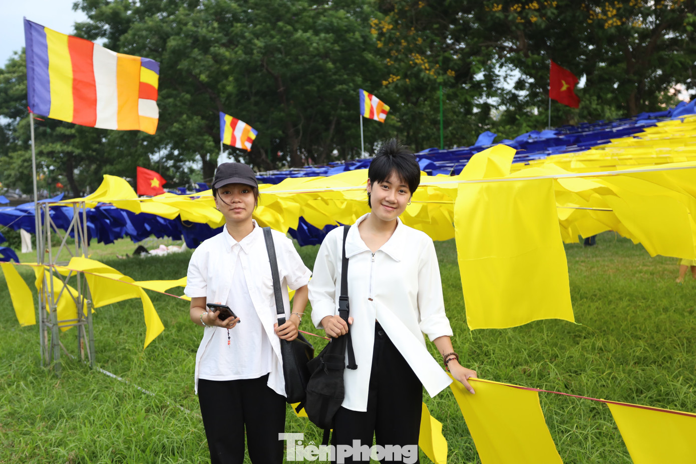 Nhiều nhóm người trẻ hào hứng chụp hình lưu niệm dưới lá đại kỳ Phật giáo bên dòng Hương, tạo nên nét duyên rất riêng gắn kết giữa yếu tố truyền thống, đời sống tâm linh và dòng thời gian thực tại trong mùa Đại lễ Phật đản ở Huế. Nhiều nhóm người trẻ hào hứng chụp hình lưu niệm dưới lá đại kỳ Phật giáo bên dòng Hương, tạo nên nét duyên rất riêng gắn kết giữa yếu tố truyền thống, đời sống tâm linh và dòng thời gian thực tại trong mùa Đại lễ Phật đản ở Huế.