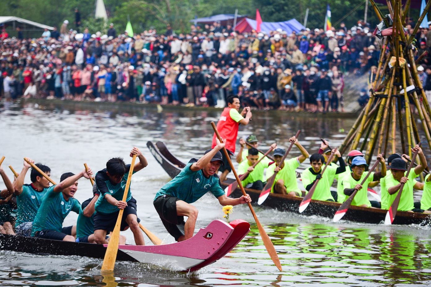 Những cuộc rượt đuổi kịch tính trên đường đua. Ảnh: Hoàng Hải.