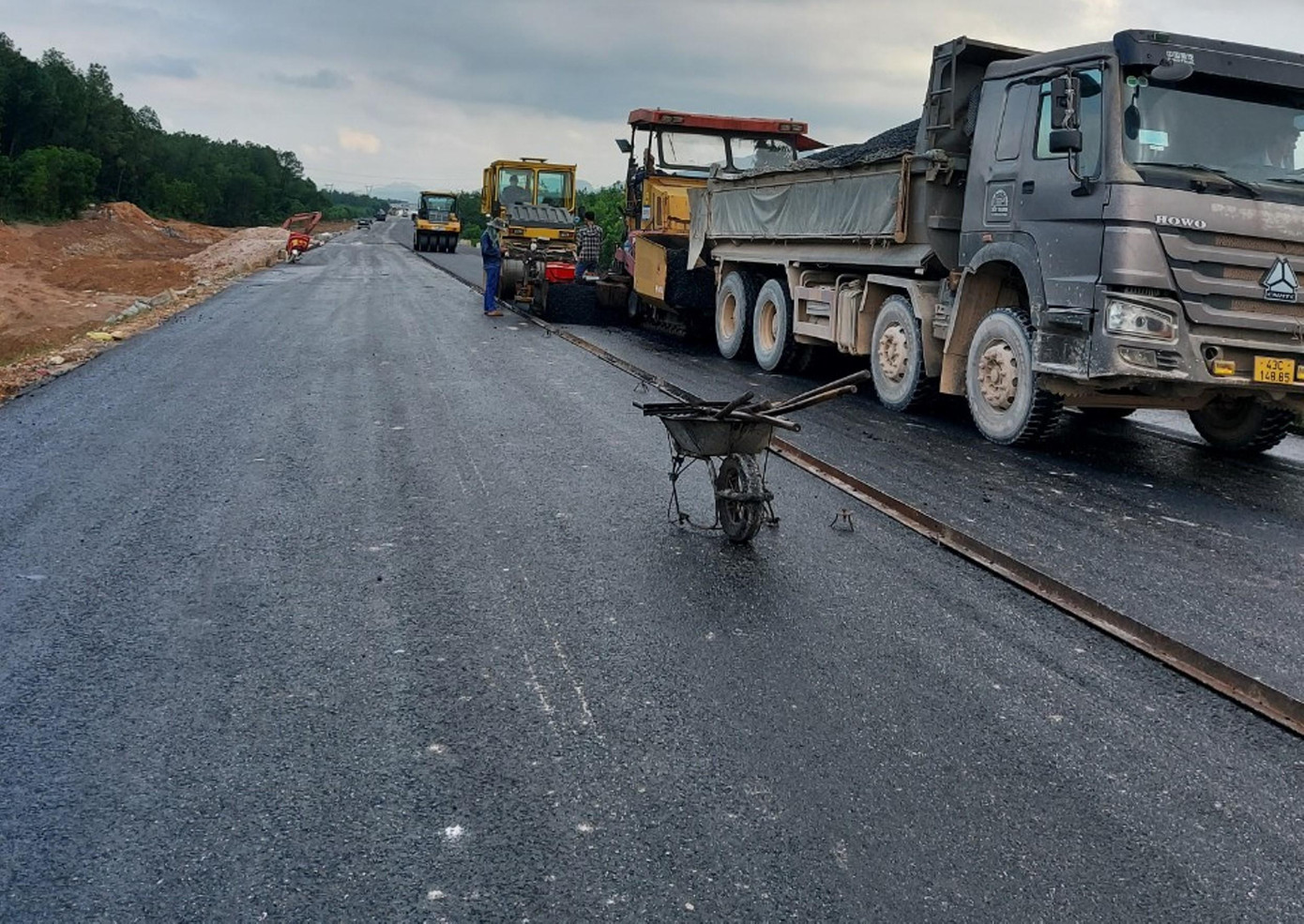 Sau khi được Bộ GTVT chấp thuận điều chỉnh tiến độ thực hiện dự án đến ngày 30/11/2022, Ban Quản lý Dự án đường Hồ Chí Minh đã đôn đốc các nhà thầu nỗ lực thi công không kể ngày đêm.