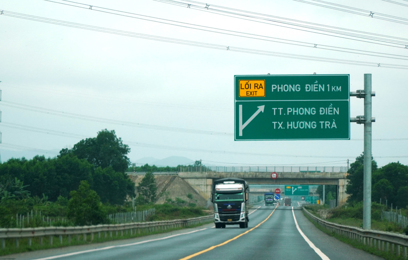 Hiện nay, trên tuyến cao tốc Cam Lộ - La Sơn còn nhiều đoạn đường chỉ có hai làn xe, tiềm ẩn nguy cơ tai nạn giao thông.