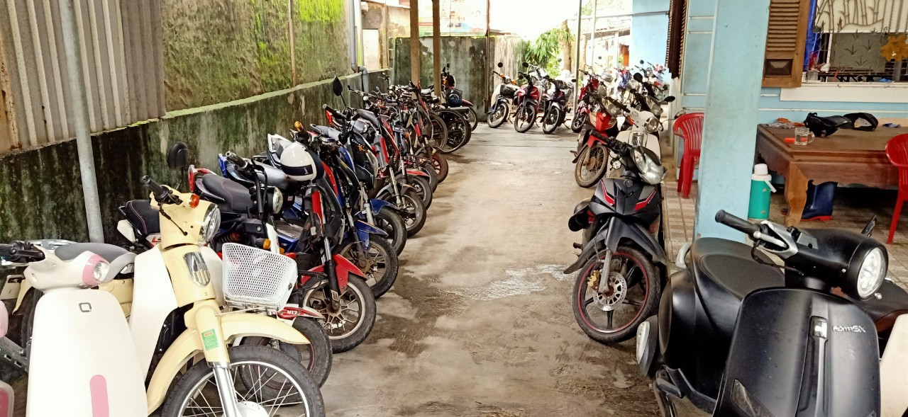 Điểm trông giữ xe cho học sinh ngoài khu vực trường học tại TT-Huế do người dân tổ chức.