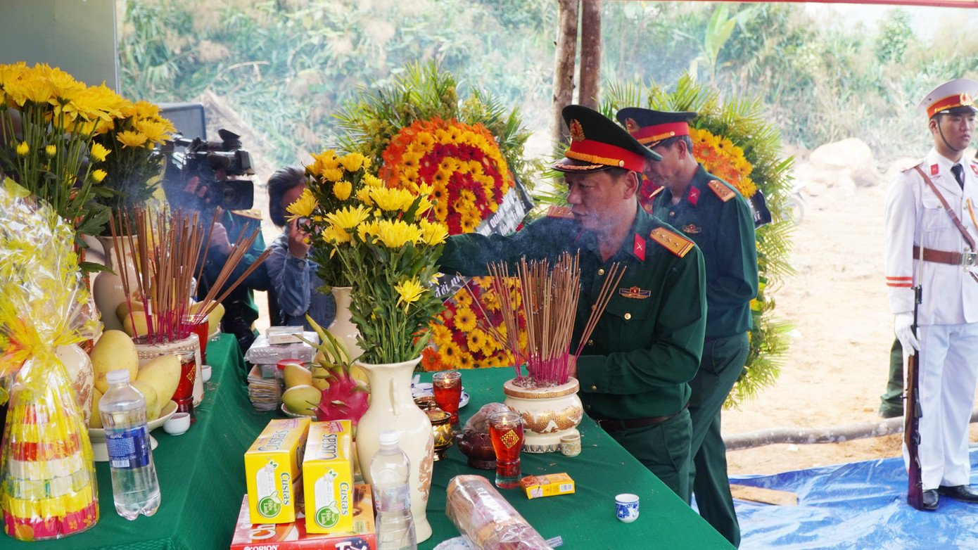 Dâng hương tưởng niệm các anh hùng liệt sĩ tại lễ khởi công.