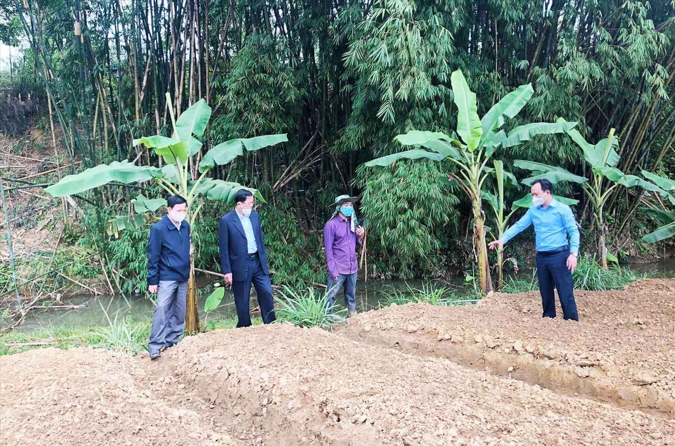 Lãnh đạo huyện A Lưới kiểm tra mô hình sản xuất gắn với thực hiện mục tiêu cải thiện sinh kế, giảm nghèo của người dân trên địa bàn.