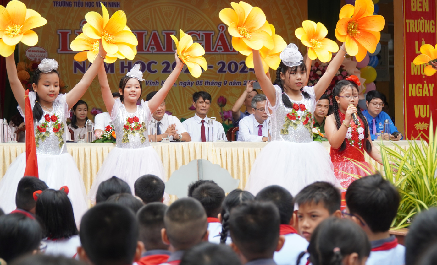 Lễ khai giảng năm học mới tại TT-Huế diễn ra trong không khí vui tươi, hân hoan. (Ảnh: Ngọc Văn)