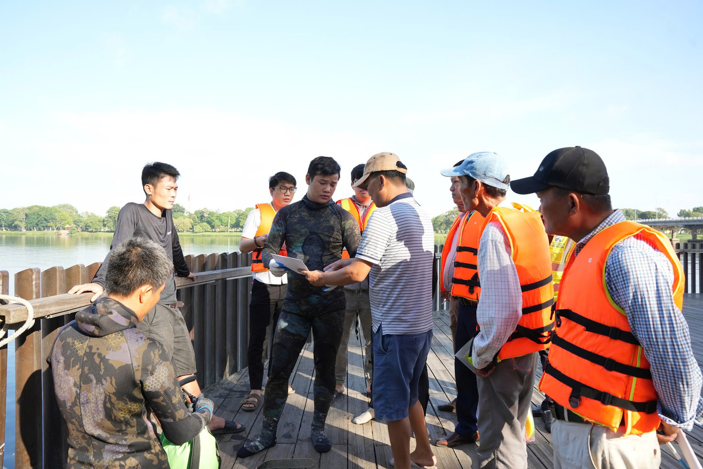 Các thợ lặn chuẩn bị tác nghiệp.