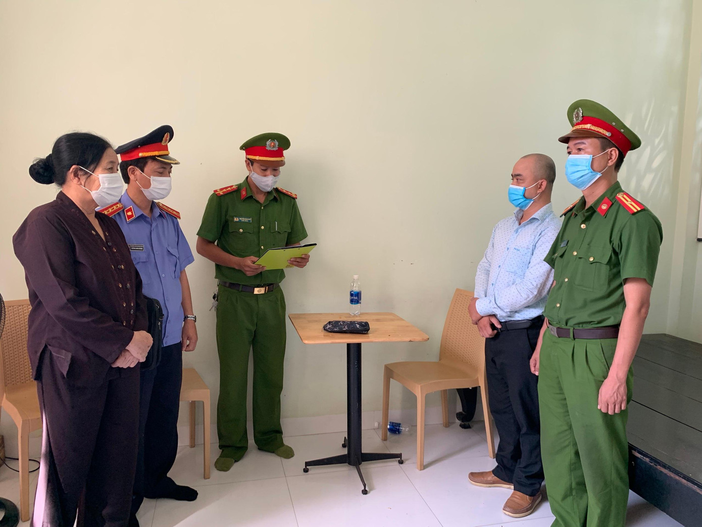 Đọc lệnh khởi tố, bắt tạm giam Nguyễn Đình Quý Đọc lệnh khởi tố, bắt tạm giam Nguyễn Đình Quý