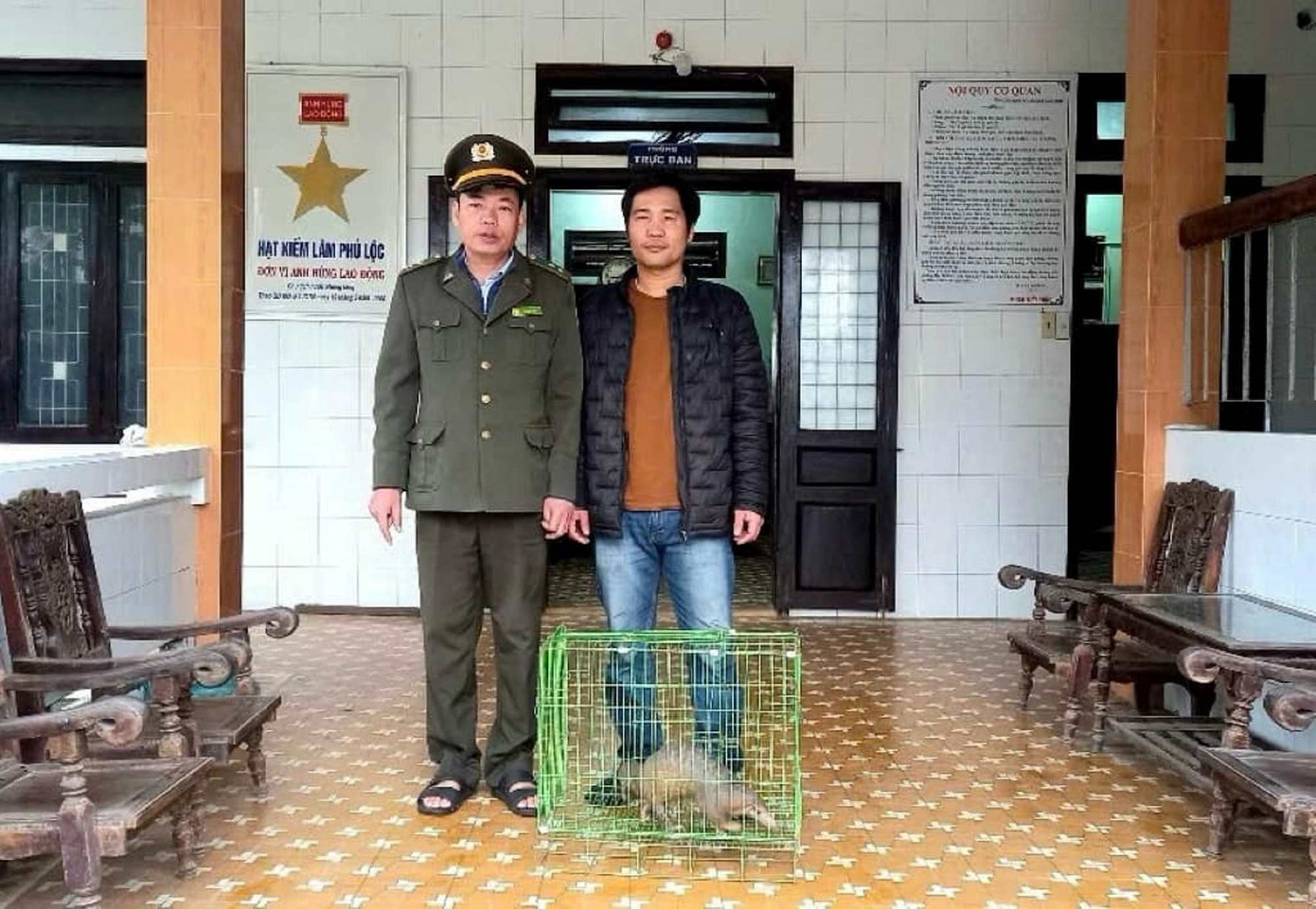 Người dân giao nộp cá thể động vật hoang dã quý hiếm cho cơ quan kiểm lâm. Người dân giao nộp cá thể động vật hoang dã quý hiếm cho cơ quan kiểm lâm.