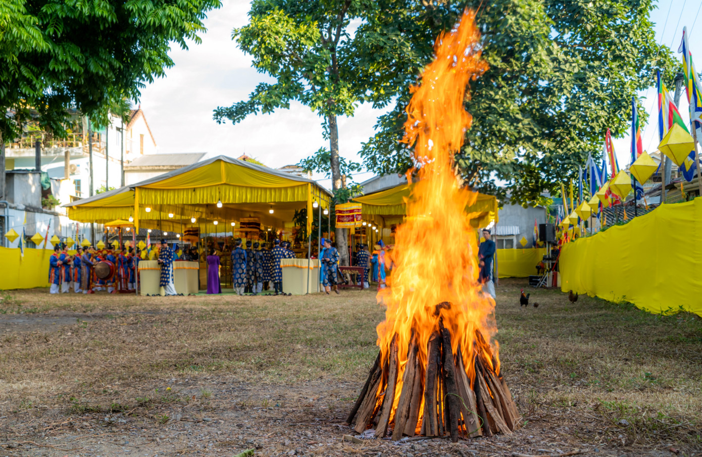 Một đống lửa lớn được đốt lên theo quan niệm xưa để quan binh trận vong, đồng bào nạn vong trong đói, lạnh được sưởi ấm. (Ảnh: TTBTDTCĐ Huế)