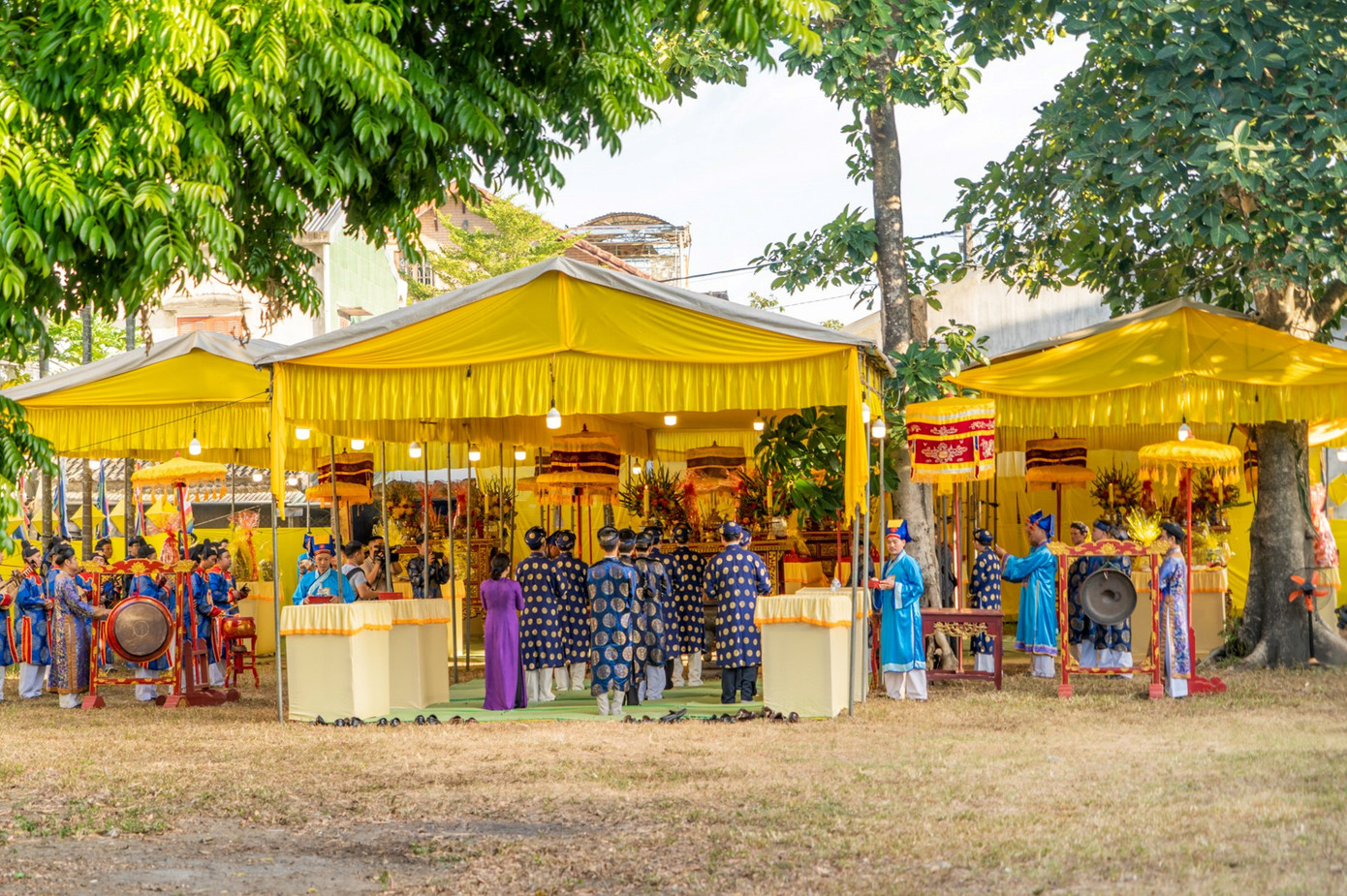 Trước đó, lễ tế âm hồn tại đàn Âm hồn được tỉnh TT-Huế tổ chức hằng năm. Đây là dịp để tưởng nhớ hàng nghìn quan binh, chiến sĩ trận vong, đồng bào nạn vong và hy sinh giữa binh đao loạn lạc trong sự kiện thất thủ kinh đô xảy ra vào ngày 23/5 năm Ất Dậu (ngày 5/7/1885). (Ảnh: TTBTDTCĐ Huế)