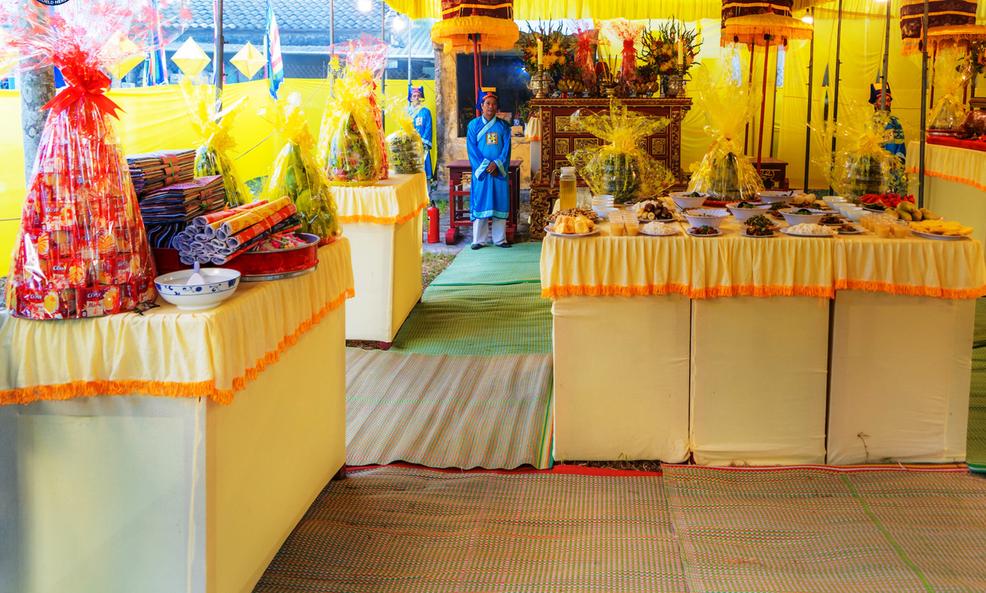 Trong mâm cỗ lễ tế được bày biện nhiều vật phẩm gần gũi với đời sống như bắp luộc, chè, trái cây, cháo thánh, cơm vắt, muối, một ghè nước chè lớn... cùng áo binh, giấy tiền, vàng mã. (Ảnh: TTBTDTCĐ Huế)