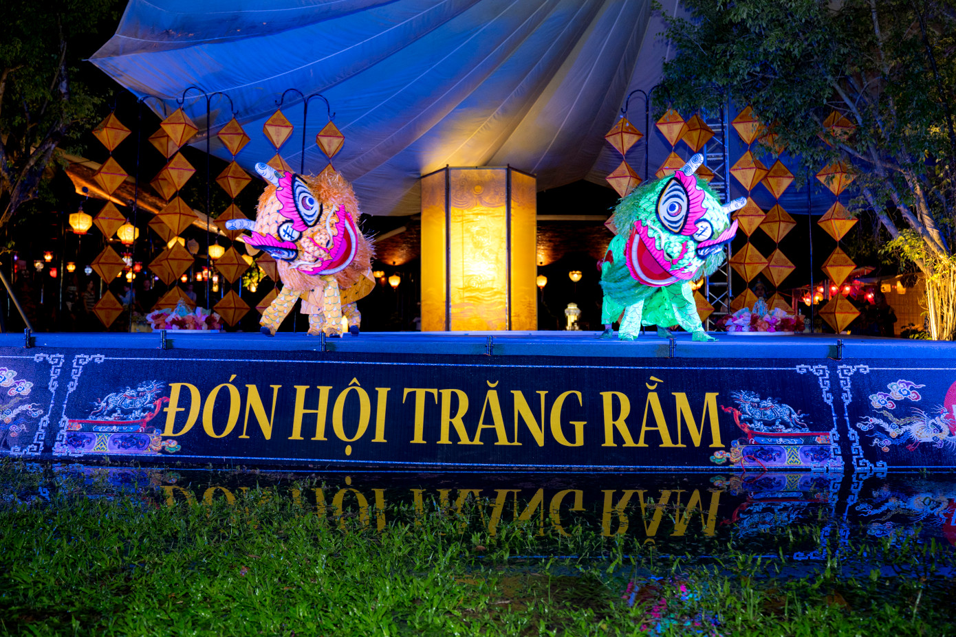 Múa Cung đình 'Lân mẫu xuất lân nhi' trong đêm hội. (Ảnh: Đình Hoàng)