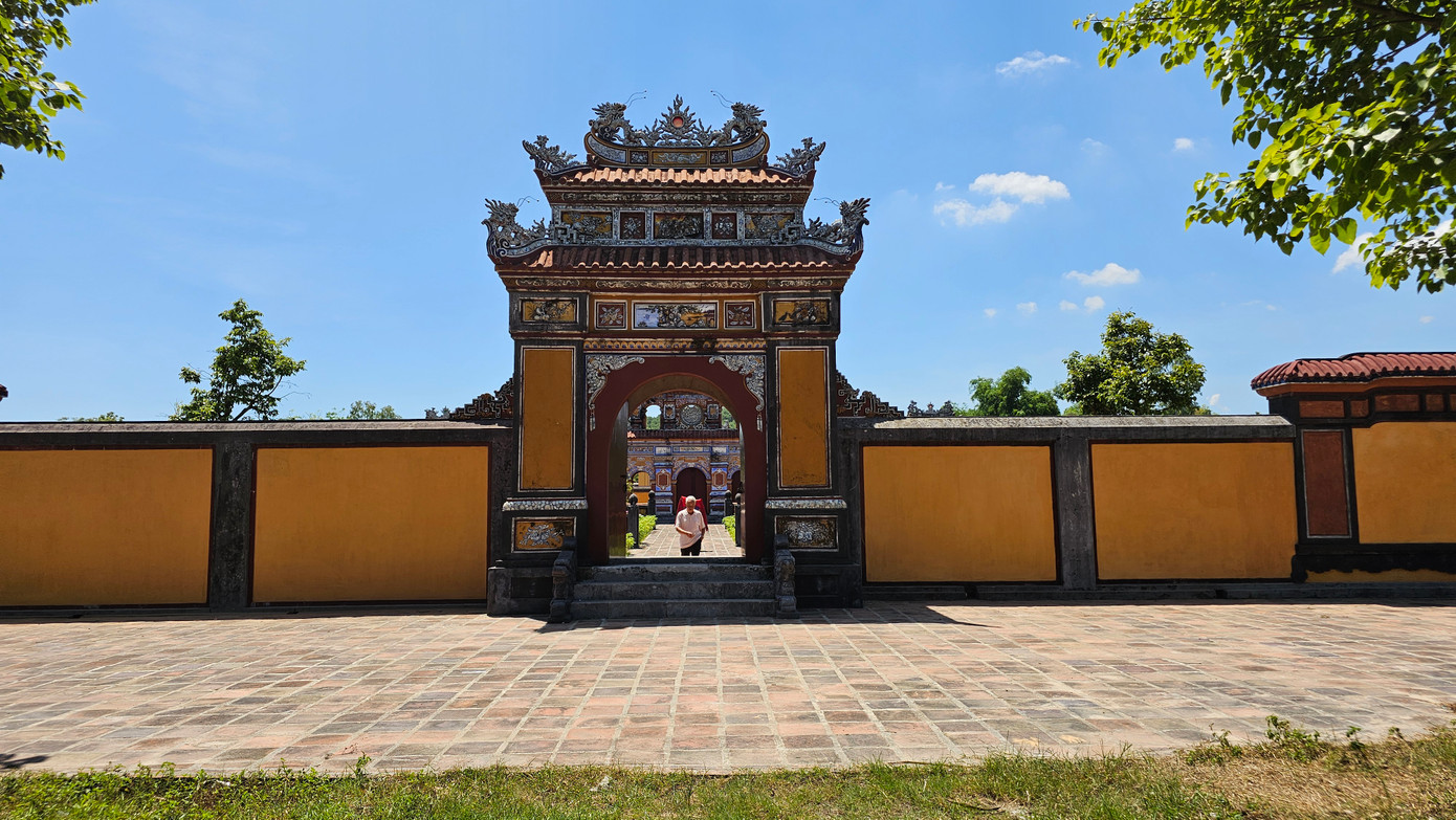 Khu lăng mộ được vua Thành Thái (con vua Dục Đức) sau khi lên ngôi đã ra chiếu chỉ xây dựng vào năm 1899.