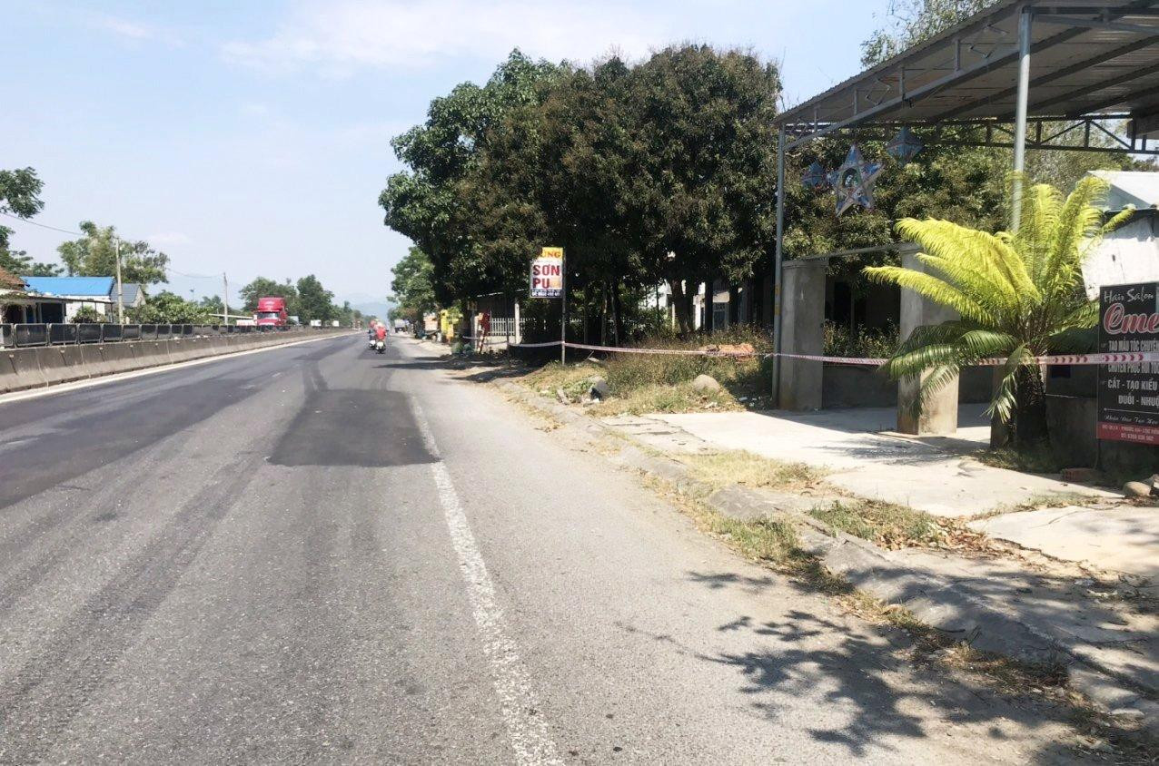 Nhà cửa, hàng quán dọc QL 1 qua thôn Phước Lộc, xã Lộc Tiến, bị phong tỏa, giới hạn bằng dây chuyên dụng