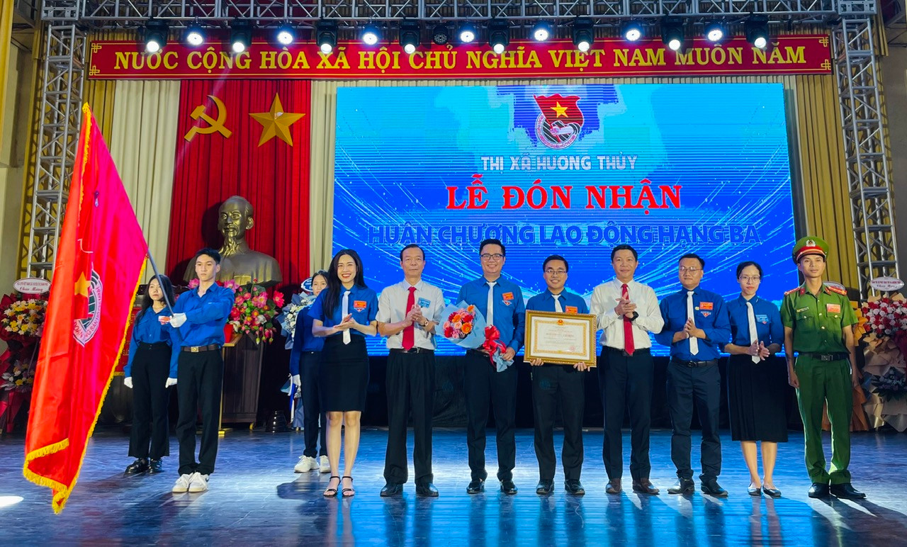 Tuổi trẻ Hương Thủy vinh dự đón nhận Huân chương Lao động hạng Ba của Chủ tịch nước. Tuổi trẻ Hương Thủy vinh dự đón nhận Huân chương Lao động hạng Ba của Chủ tịch nước.