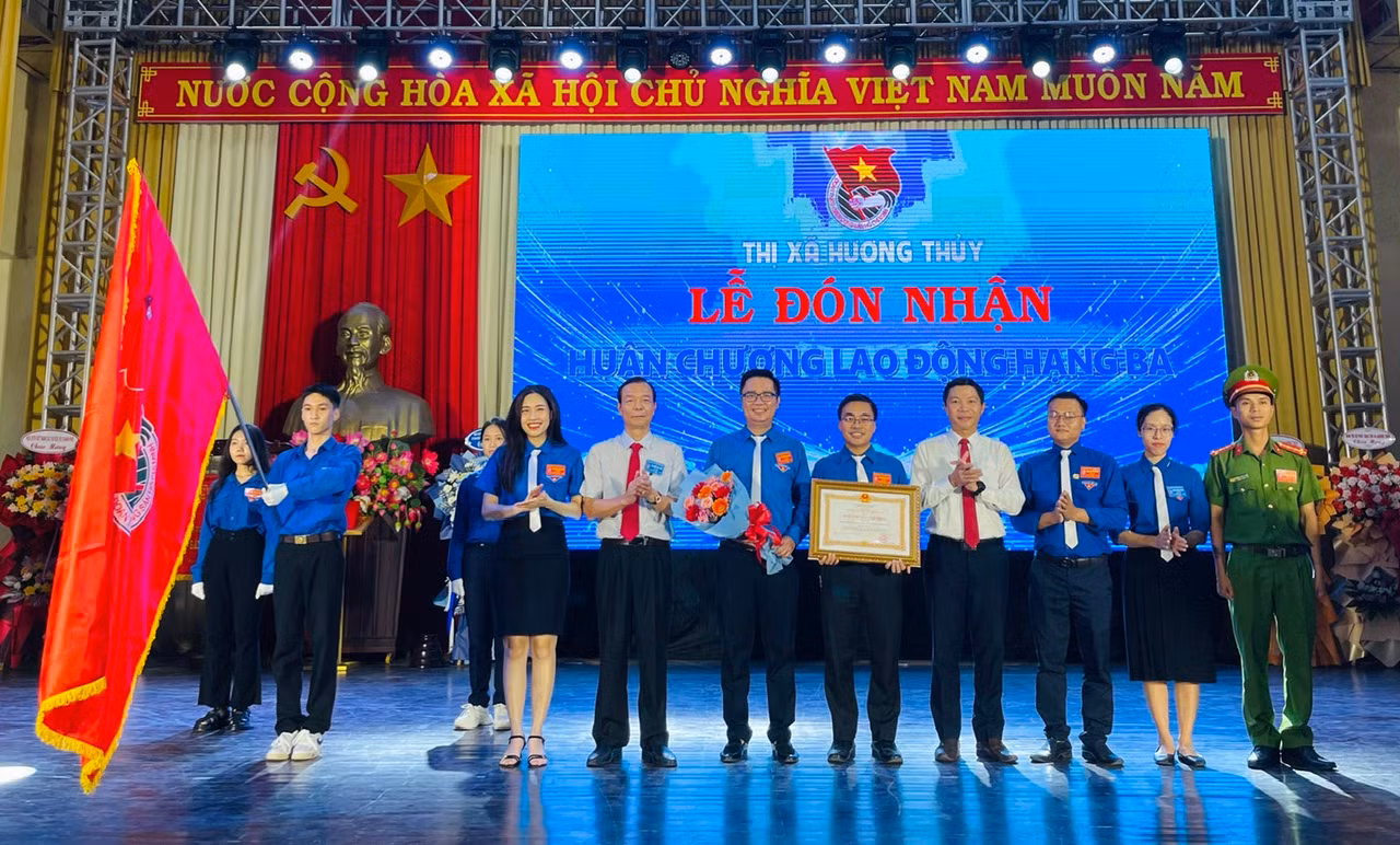 Tuổi trẻ Hương Thủy vinh dự đón nhận Huân chương Lao động hạng Ba của Chủ tịch nước.