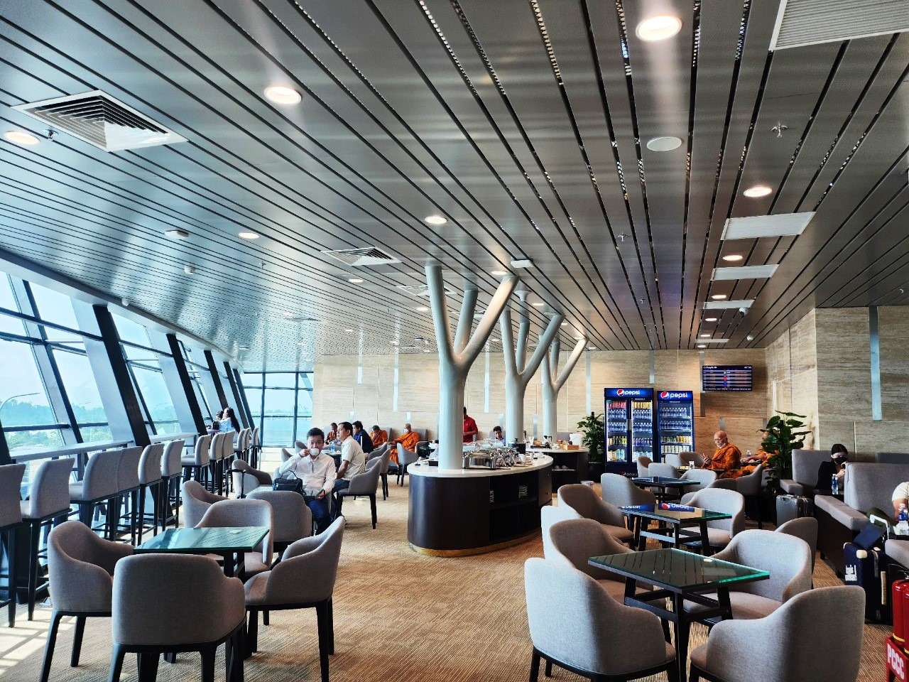 Nhà ga bảo đảm năng lực phục vụ lên đến 2.500 hành khách trong giờ cao điểm. Nhà ga bảo đảm năng lực phục vụ lên đến 2.500 hành khách trong giờ cao điểm.