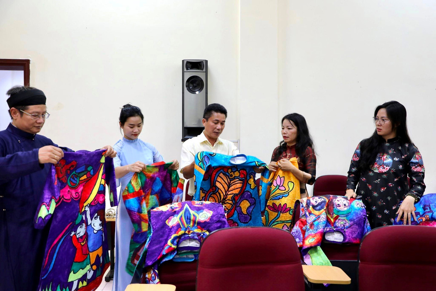 Tranh vẽ thiếu nhi trên áo dài truyền thống. Ảnh: Văn Thể Huế Tranh vẽ thiếu nhi trên áo dài truyền thống. Ảnh: Văn Thể Huế