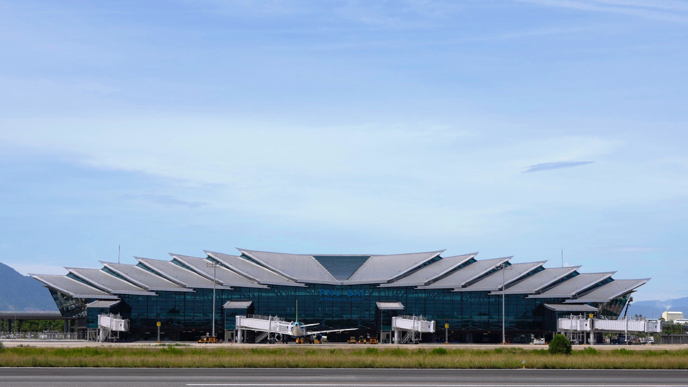 Đây là một công trình hàng không độc đáo bậc nhất tại Việt Nam khi được lấy ý tưởng từ hình ảnh núi Ngự và xây dựng theo kiến trúc cung đình Huế với các lớp mái chồng xếp lên nhau và vươn xa. Đây là một công trình hàng không độc đáo bậc nhất tại Việt Nam khi được lấy ý tưởng từ hình ảnh núi Ngự và xây dựng theo kiến trúc cung đình Huế với các lớp mái chồng xếp lên nhau và vươn xa.