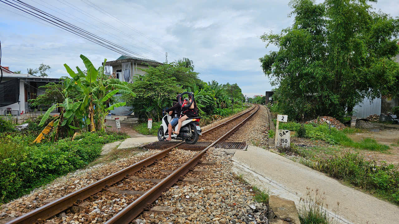 Những vị trí nguy hiểm như đoạn tuyến Lê Duẩn (phường Phú Xuân), đường Lý Thái Tổ (phường Hương An), cùng các lối đi tự mở trong khu dân cư chạy song song với đường sắt... là những "điểm đen" giao thông được người dân sử dụng thường xuyên để qua lại, bất chấp nguy hiểm.