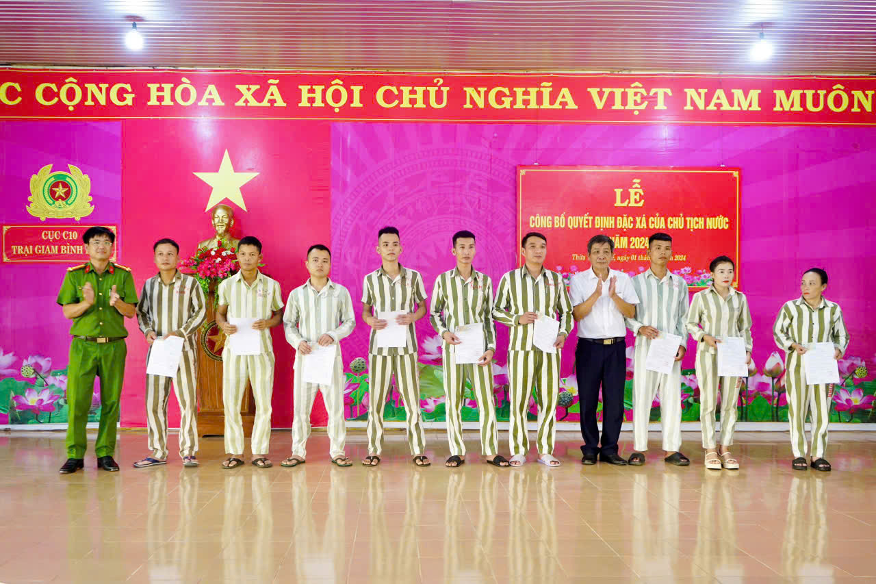 Trại giam Bình Điền tổ chức công bố Quyết định đặc xá năm 2024 của Chủ tịch nước cho các phạm nhân chấp hành án phạt tù tại trại. Trại giam Bình Điền tổ chức công bố Quyết định đặc xá năm 2024 của Chủ tịch nước cho các phạm nhân chấp hành án phạt tù tại trại.