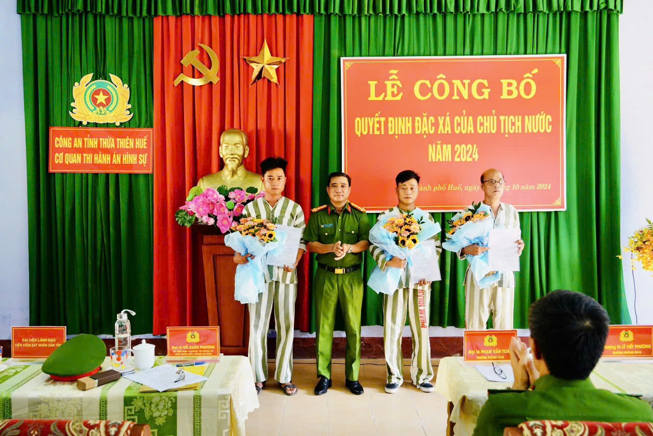 Đại tá Hồ Xuân Phương - Phó giám đốc Công an tỉnh TT-Huế, trao chứng nhận đặc xá cho 3 phạm nhân chấp hành án phạt tù tại trại tạm giam và nhà tạm giữ trên địa bàn tỉnh. Đại tá Hồ Xuân Phương - Phó giám đốc Công an tỉnh TT-Huế, trao chứng nhận đặc xá cho 3 phạm nhân chấp hành án phạt tù tại trại tạm giam và nhà tạm giữ trên địa bàn tỉnh.