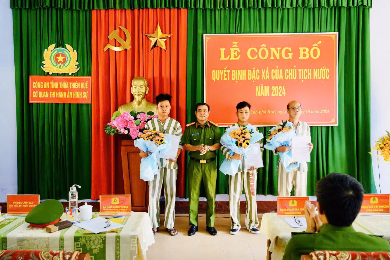 Đại tá Hồ Xuân Phương - Phó giám đốc Công an tỉnh TT-Huế, trao chứng nhận đặc xá cho 3 phạm nhân chấp hành án phạt tù tại trại tạm giam và nhà tạm giữ trên địa bàn tỉnh.