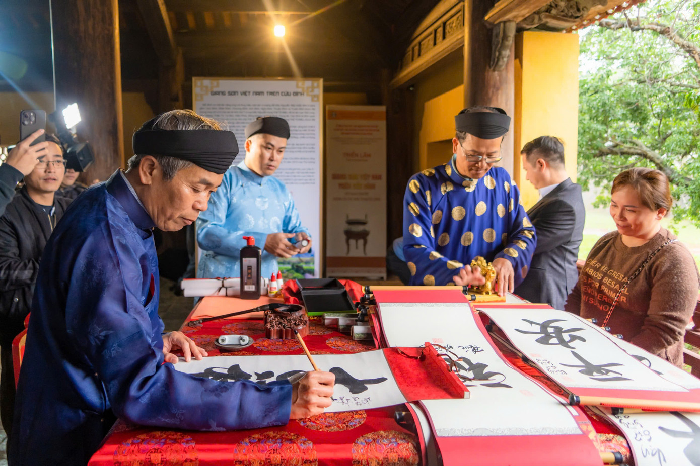 Ấn được đóng vào các tờ giấy có ghi những chữ mang ý nghĩa cầu chúc yên ổn, tốt lành, may mắn, ấm no như Thịnh vượng, Cát tường, Phúc, Lộc, Thọ… dành tặng du khách và người dân. Ấn được đóng vào các tờ giấy có ghi những chữ mang ý nghĩa cầu chúc yên ổn, tốt lành, may mắn, ấm no như Thịnh vượng, Cát tường, Phúc, Lộc, Thọ… dành tặng du khách và người dân.