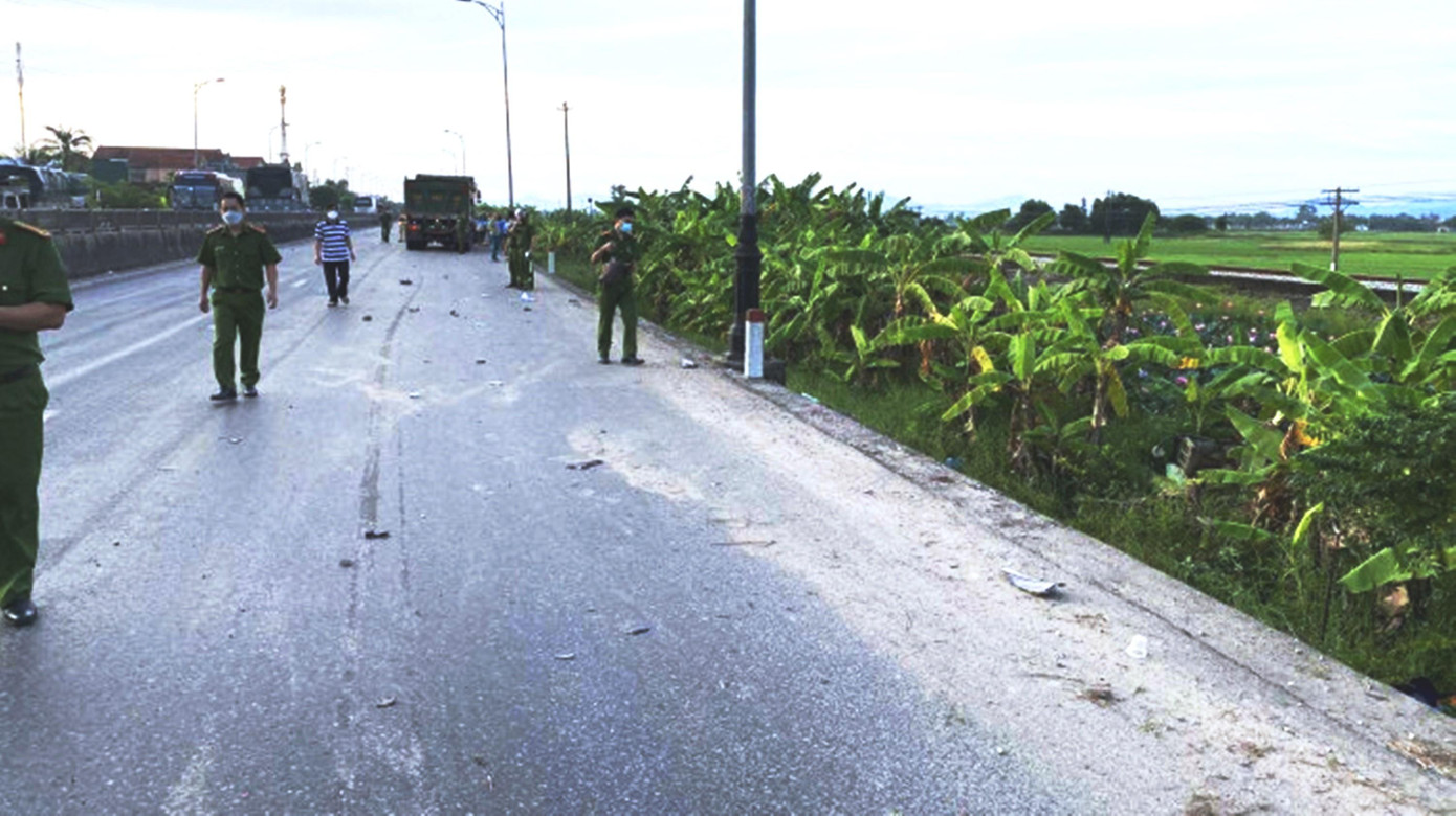 Công an vào cuộc điều tra nguyên nhân vụ tai nạn. Ảnh: CTV