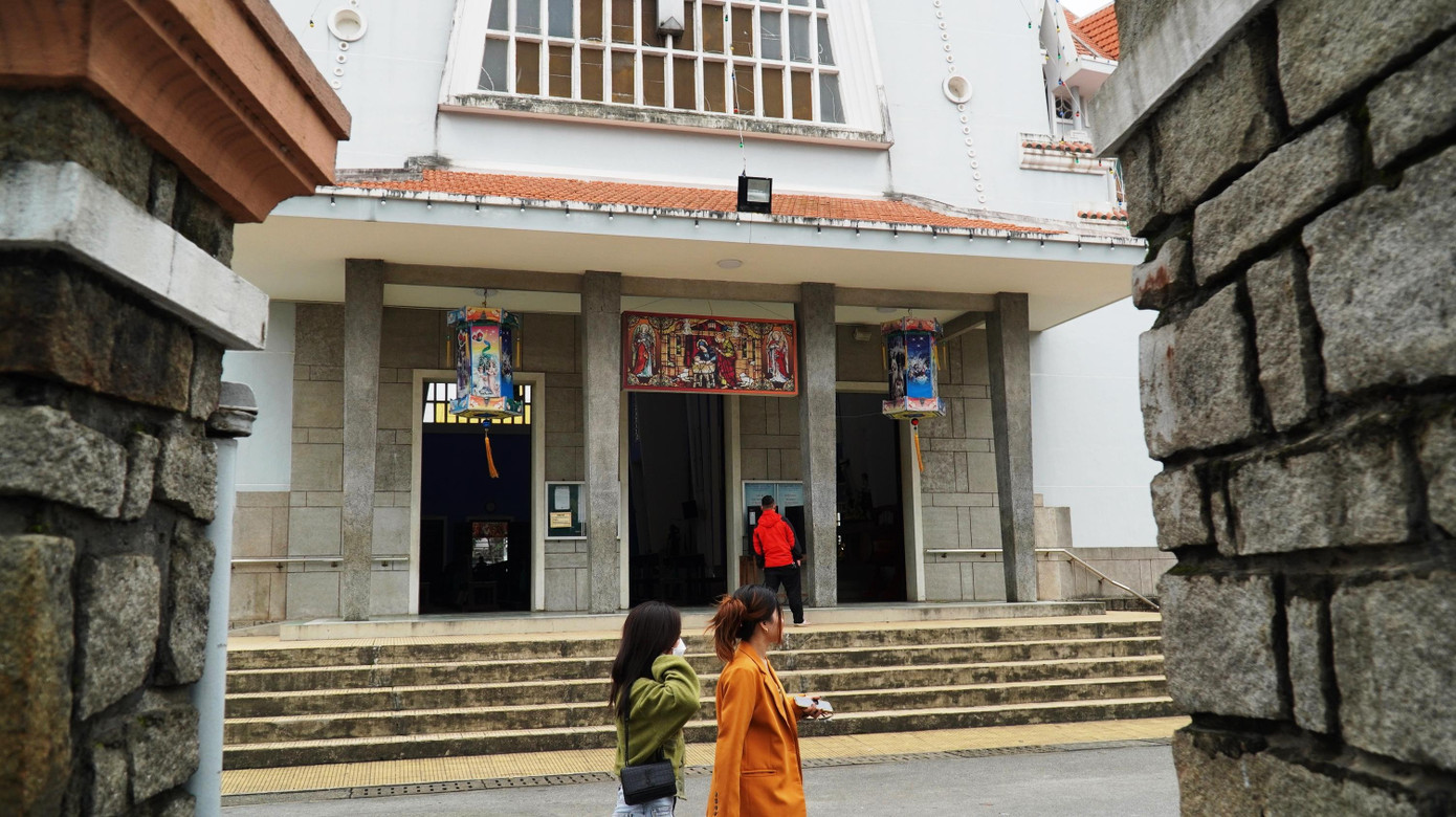 Năm nay, do tình hình dịch bệnh COVID-19 diễn biến phức tạp, nhằm hạn chế tụ tập đông người, nên đến chiều 24/12, số người đến với hai cơ sở tiêu biểu nêu trên trở nên thưa hơn.