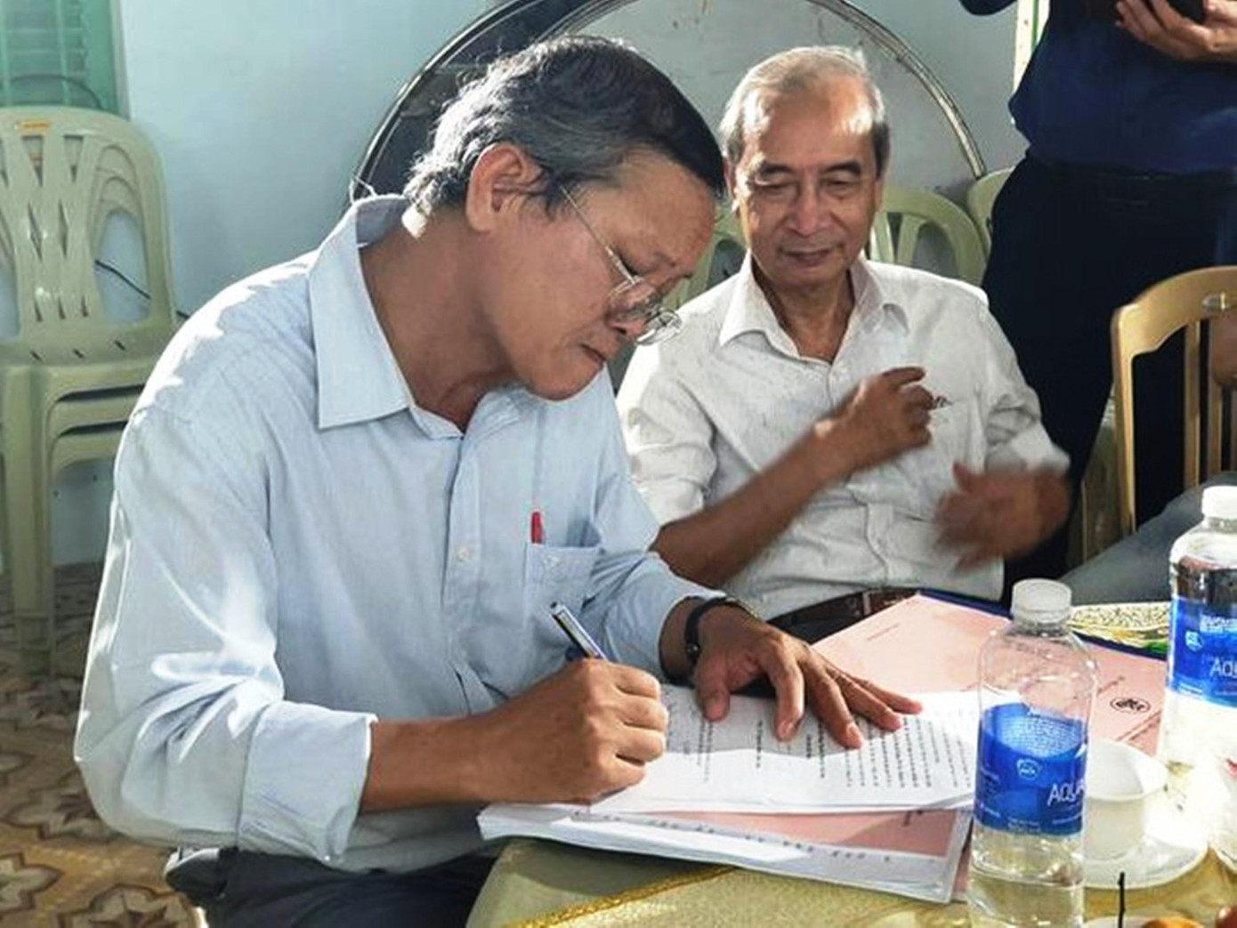 Các nhà nghiên cứu văn hóa, lịch sử ký tên vào đơn kiến nghị rút lễ giỗ bà Phi Yến khỏi danh mục di sản văn hóa phi vật thể quốc gia. Ảnh: Phạm Lê Các nhà nghiên cứu văn hóa, lịch sử ký tên vào đơn kiến nghị rút lễ giỗ bà Phi Yến khỏi danh mục di sản văn hóa phi vật thể quốc gia. Ảnh: Phạm Lê