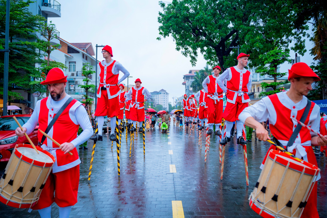 Đây là đoàn nghệ thuật dân gian cà kheo có lịch sử lâu đời tại Bỉ, được thành lập vào năm 1945. Sự xuất hiện của Đoàn nghệ thuật dân gian cà kheo De Steltenlopers van Merchtem đã gây phấn khích cho hàng nghìn người tại Huế, từ du khách, người dân địa phương, đặc biệt là các em nhỏ.
