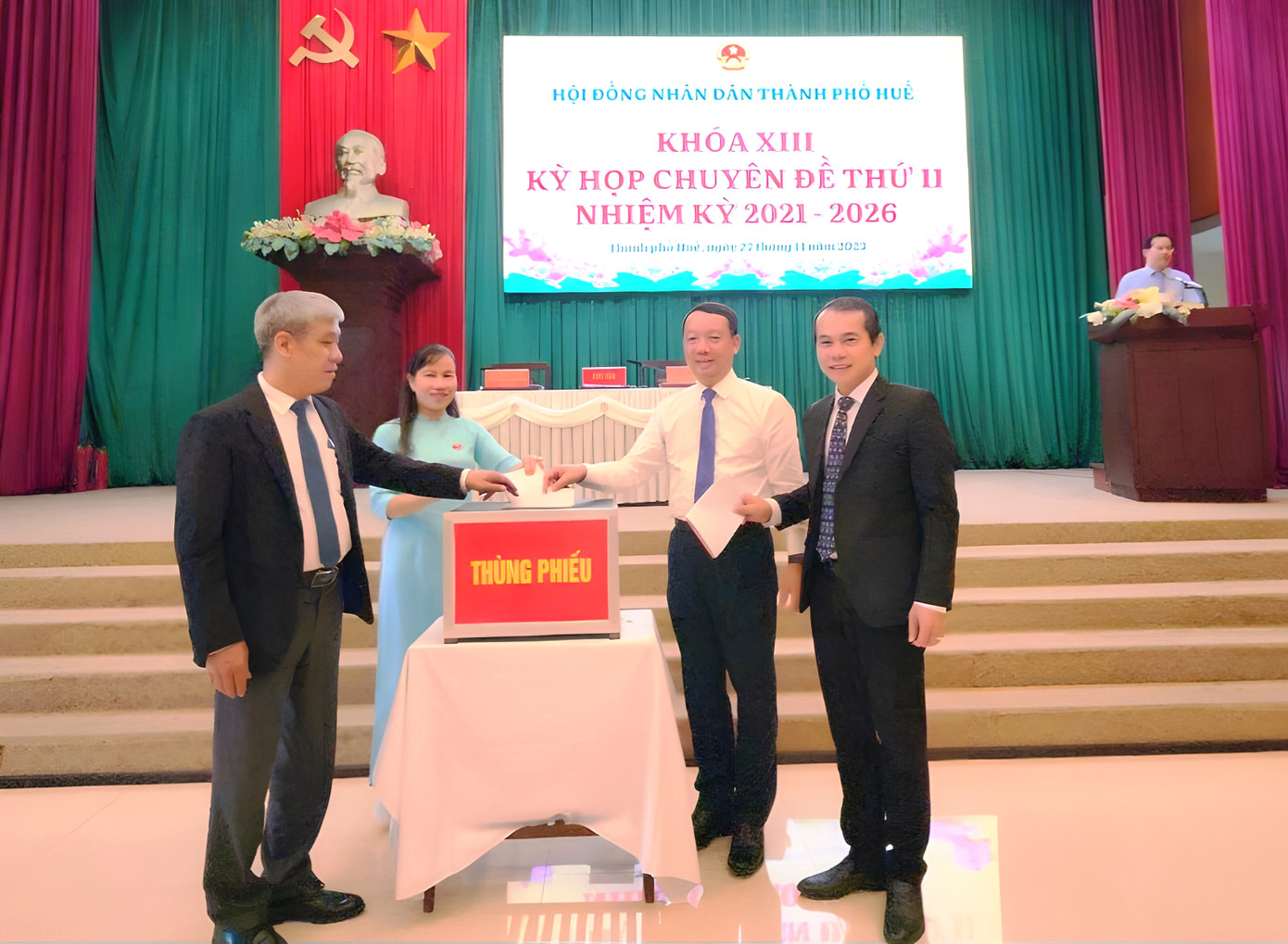 Bỏ phiếu kín lấy phiếu tín nhiệm đối với các chức danh do HĐND TP Huế, nhiệm kỳ 2021 - 2026, bầu ra. (Ảnh: T. Hương)