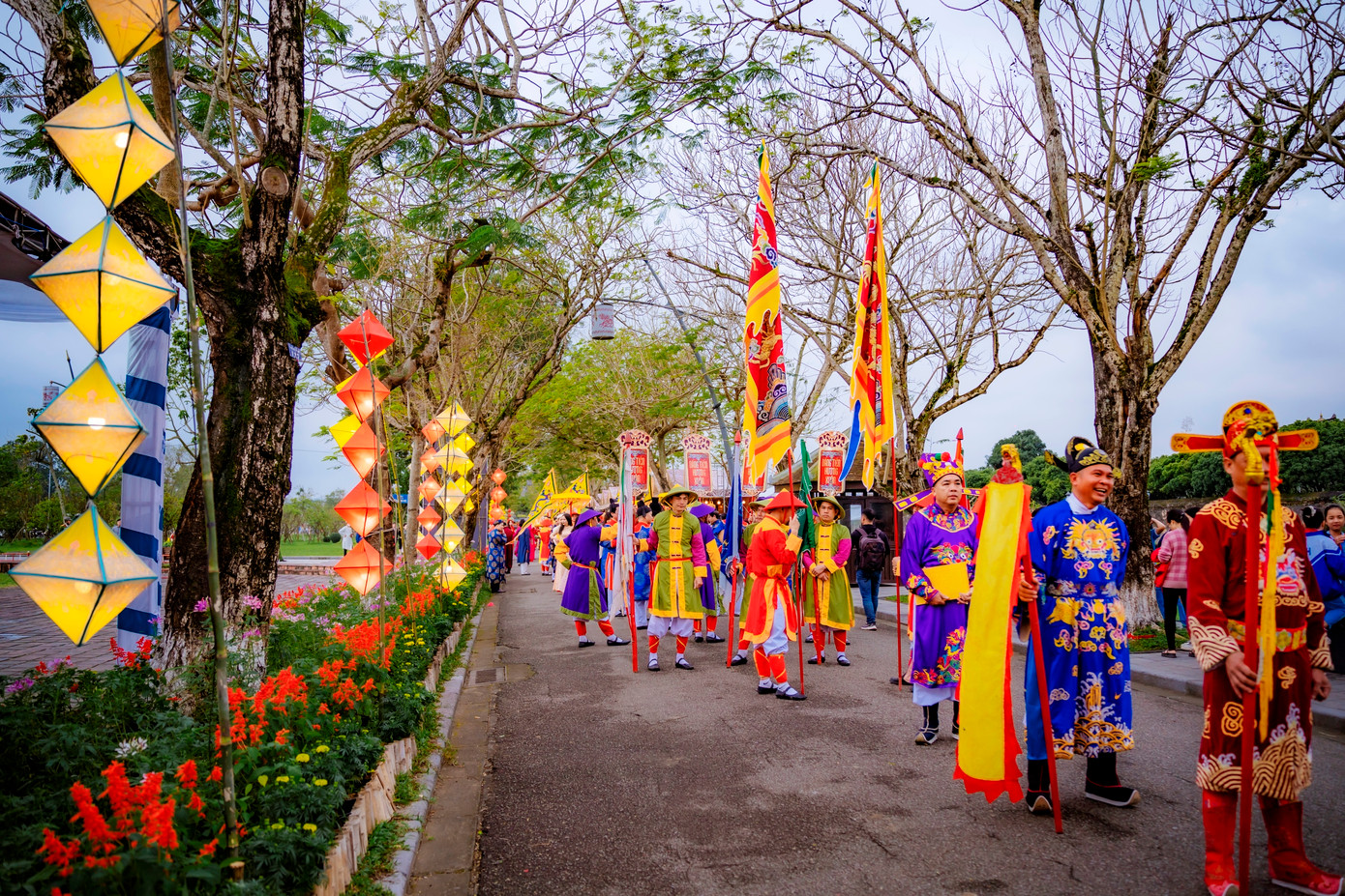 Theo Ban tổ chức chương trình, Dâng tiến hương Xuân là lễ rước tái hiện lại nghi lễ Tiến Cung - cúng các vị vua triều Nguyễn vào dịp năm mới, thuộc khuôn chương trình Tết Huế 2023. Ảnh: Đình Hoàng.