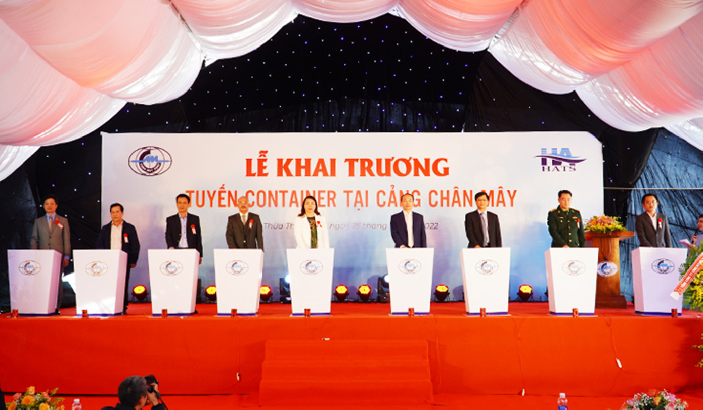Thực hiện nghi thức khai trương tuyến container tại cảng Chân Mây, TT-Huế.