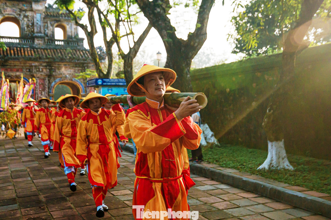 Năm nay, nghi thức rước cây nêu trong Hoàng cung Huế được tổ chức trang trọng, với 10 người mang sắc phục lính cổ xưa vác cây nêu bằng tre già dài gần 20 mét.