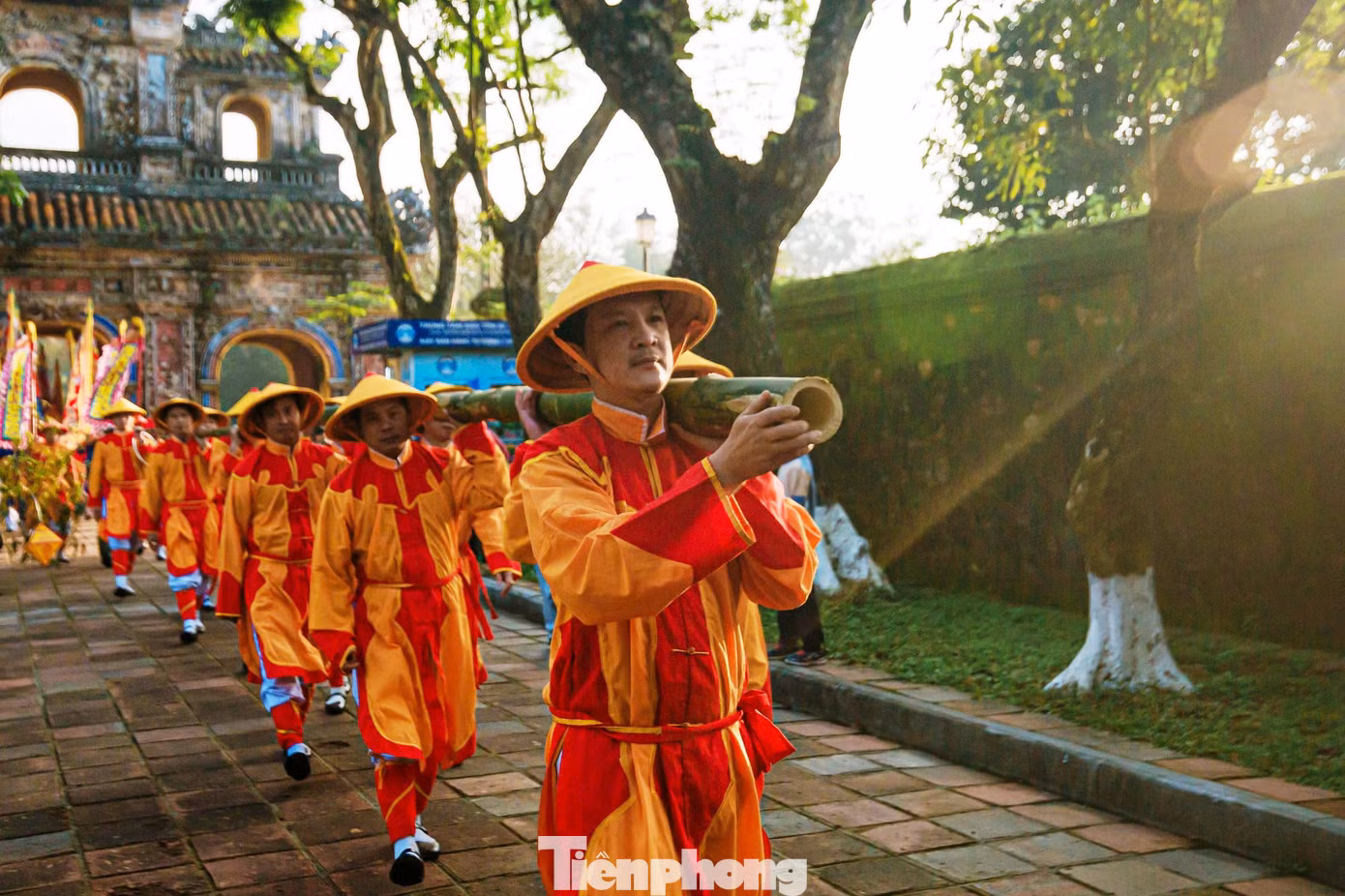 Năm nay, nghi thức rước cây nêu trong Hoàng cung Huế được tổ chức trang trọng, với 10 người mang sắc phục lính cổ xưa vác cây nêu bằng tre già dài gần 20 mét.