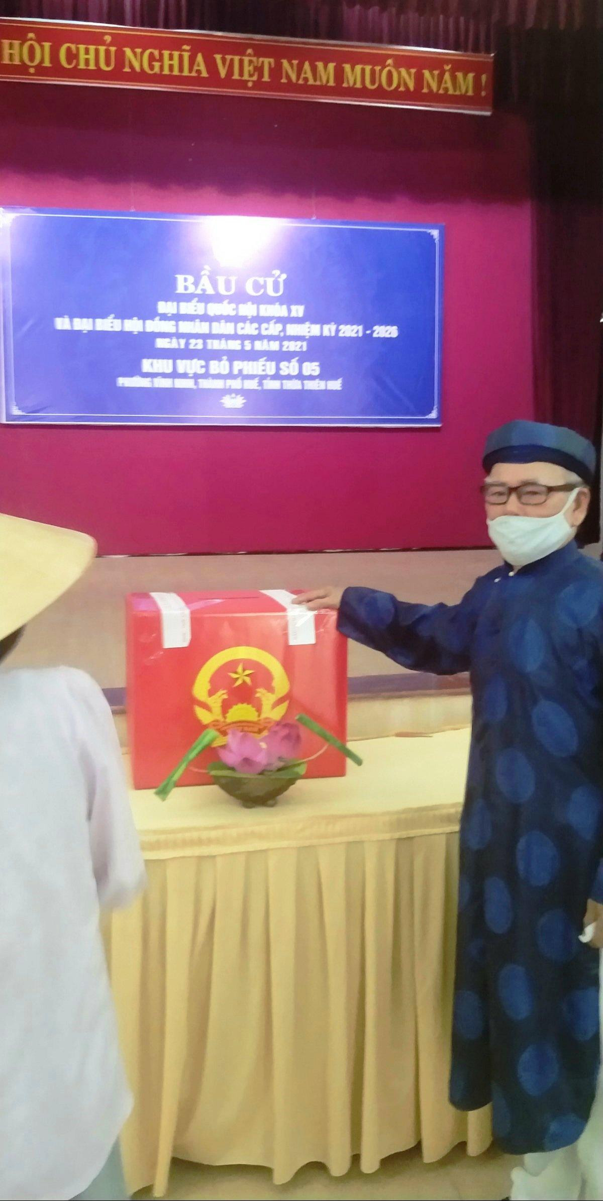 Ông Hoàng Minh Hằng, nguyên Giám đốc Sở Văn hóa - Thông tin TT-Huế đi bầu cử trong trang phục áo dài ngũ thân.