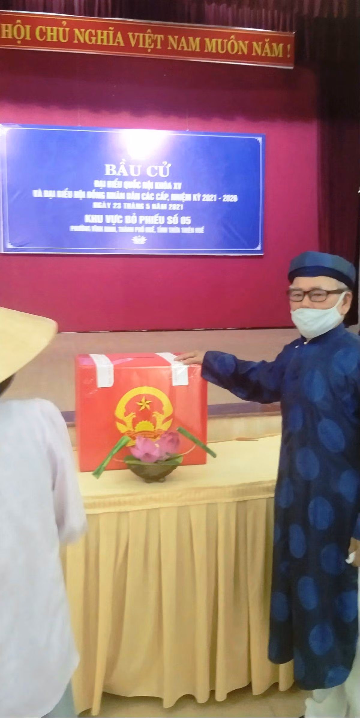 Ông Hoàng Minh Hằng, nguyên Giám đốc Sở Văn hóa - Thông tin TT-Huế đi bầu cử trong trang phục áo dài ngũ thân.
