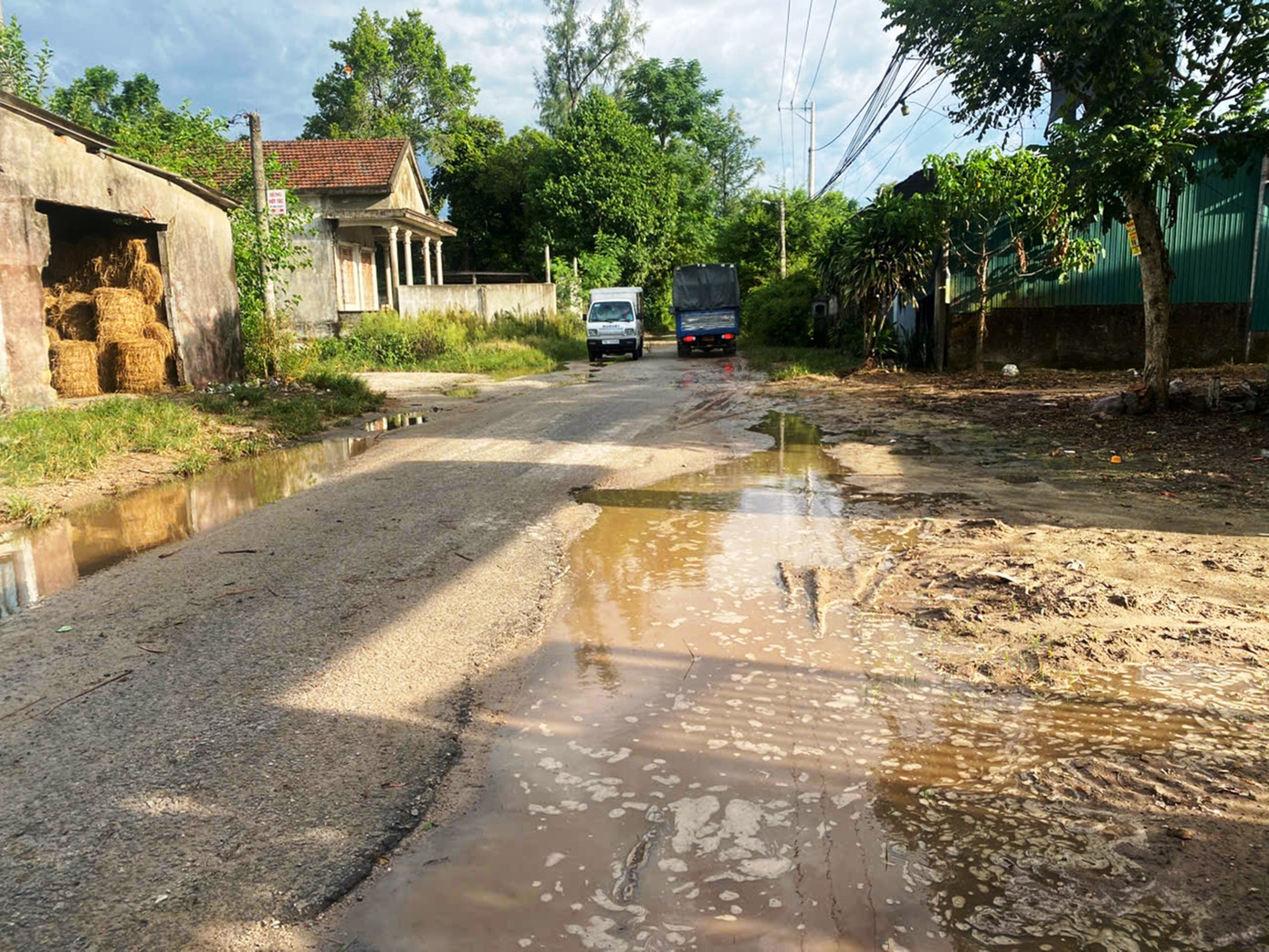 “Tuyến đường đã có chủ trương đầu tư nâng cấp của UBND tỉnh. Trước mắt, để bảo đảm an toàn giao thông, hạn chế ô nhiễm môi trường, Ban An toàn Giao thông huyện đã đề nghị Ban An toàn Giao thông, Sở GTVT tỉnh quan tâm chỉ đạo khắc phục tạm thời đoạn tỉnh lộ này”, ông Huỳnh Văn Đức thông tin.