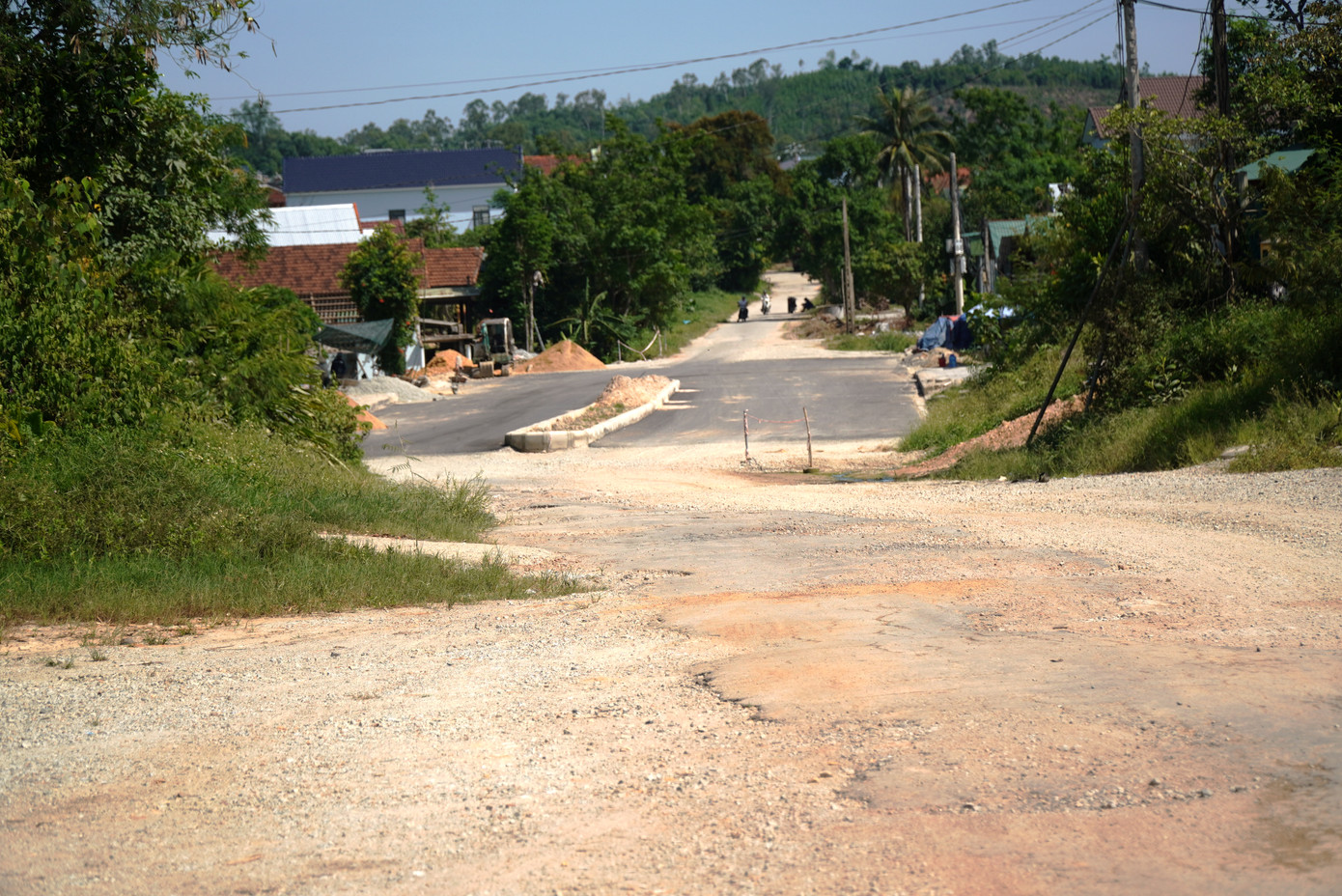 Một đoạn ngắn công trình mở rộng đường Trưng Nữ Vương đã thi công gần xong theo kiểu chắp vá, thiếu liền mạch, lọt thỏm giữa hai đoạn "đường làng" do bị vướng mặt bằng.