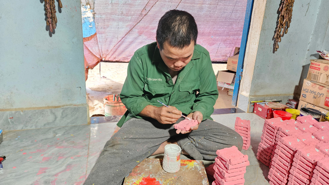 Những ngày cuối tháng Chạp âm lịch, về làng Địa Linh sẽ dễ dàng bắt gặp cảnh những nghệ nhân làng nghề “có một không hai” xứ Huế tất bật tạo tác tượng thờ ông Táo để cung ứng ra thị trường.