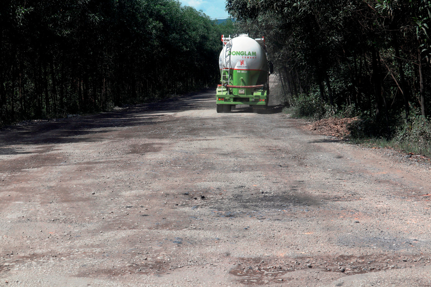 Không chỉ gây phiền hà, nguy hiểm cho người dân, tình trạng xuống cấp nghiêm trọng khiến tuyến Tỉnh lộ 9 vốn đóng vai trò kết nối quan trọng từ cao tốc Cam Lộ - La Sơn về trung tâm Huế bị ảnh hưởng lưu thông. Thay vì lưu thông thuận lợi qua Tỉnh lộ 9, các phương tiện buộc phải di chuyển vòng xa hàng chục km qua Tỉnh lộ 11 và 17 để né những đoạn đường “nát”. Không chỉ gây phiền hà, nguy hiểm cho người dân, tình trạng xuống cấp nghiêm trọng khiến tuyến Tỉnh lộ 9 vốn đóng vai trò kết nối quan trọng từ cao tốc Cam Lộ - La Sơn về trung tâm Huế bị ảnh hưởng lưu thông. Thay vì lưu thông thuận lợi qua Tỉnh lộ 9, các phương tiện buộc phải di chuyển vòng xa hàng chục km qua Tỉnh lộ 11 và 17 để né những đoạn đường “nát”.
