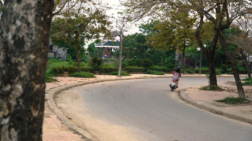 Từ Bao Vinh ngược dòng Hương, đến vùng đất ven sông gần “chợ Đông Ba cầu Gia Hội” ngày nay là con phố Trịnh (đường Trịnh Công Sơn, thuộc phường Phú Cát, TP Huế).