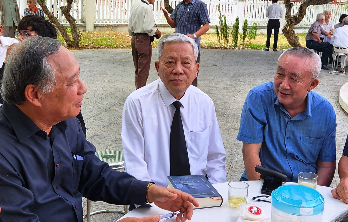 Nhà thơ Nguyễn Khoa Điềm (giữa) đến dự chương trình tưởng nhớ.