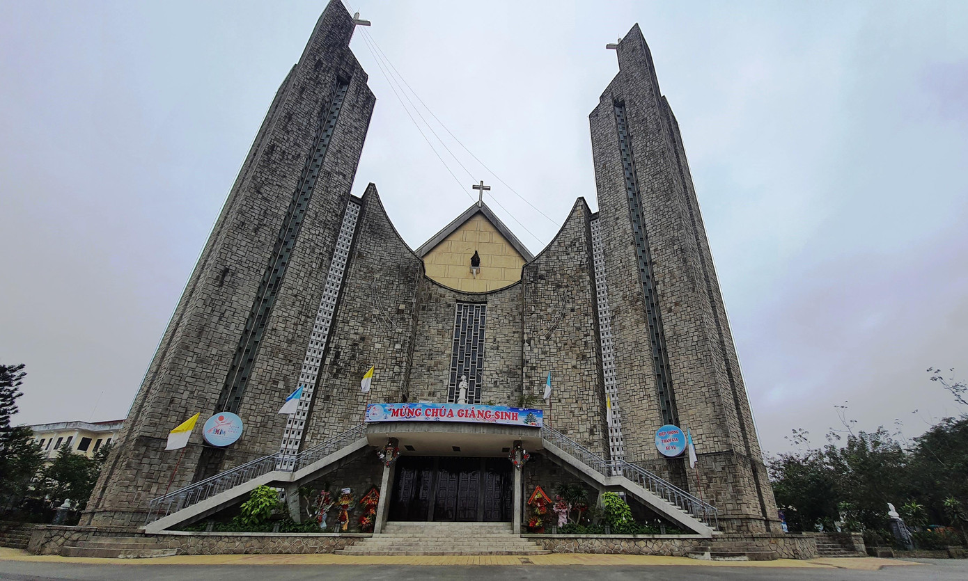 Từ bao năm nay, hai nhà thờ lớn tại TP Huế là Dòng Chúa Cứu Thế (phường Phú Nhuận) và Phủ Cam (phường Phước Vĩnh) mỗi dịp Noel là nơi thu hút rất đông đồng bào Công giáo và người dân, giới trẻ đến mừng lễ Thiên Chúa Giáng sinh.