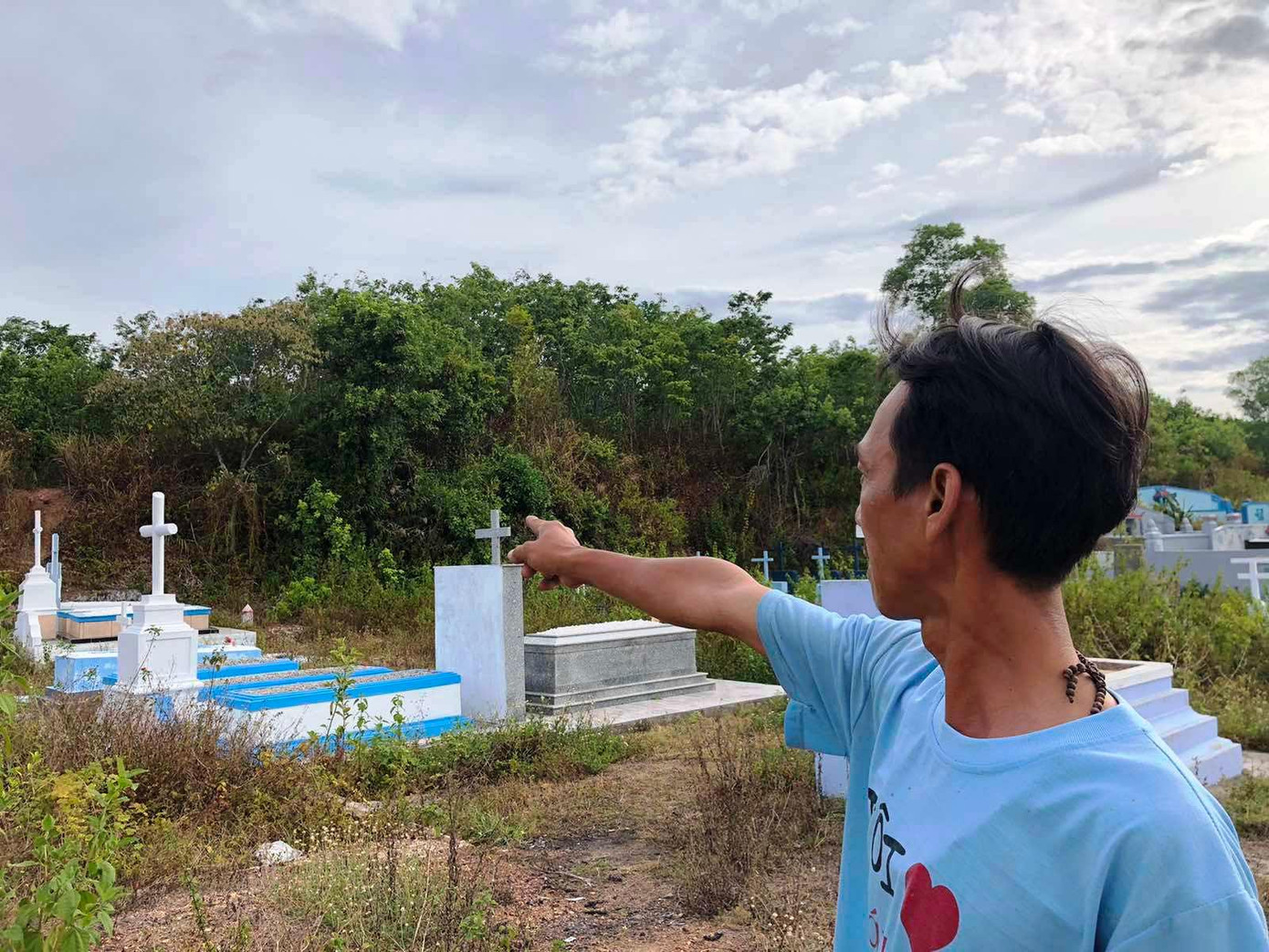 Cạnh chân tòa thành Lồi là vô số mồ mả của người dân