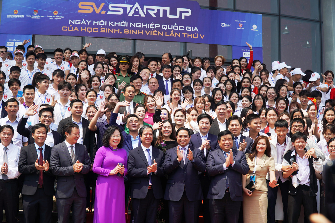 Thủ tướng dự Ngày hội khởi nghiệp và chụp hình lưu niệm với các đại biểu, học sinh, sinh viên toàn quốc.