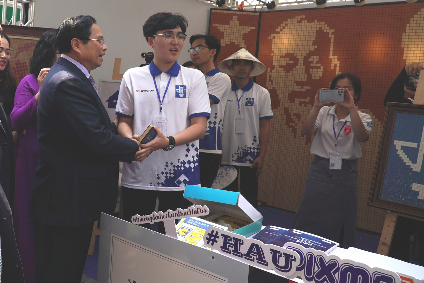 Thủ tướng thăm gian hàng khởi nghiệp của học sinh, sinh viên.